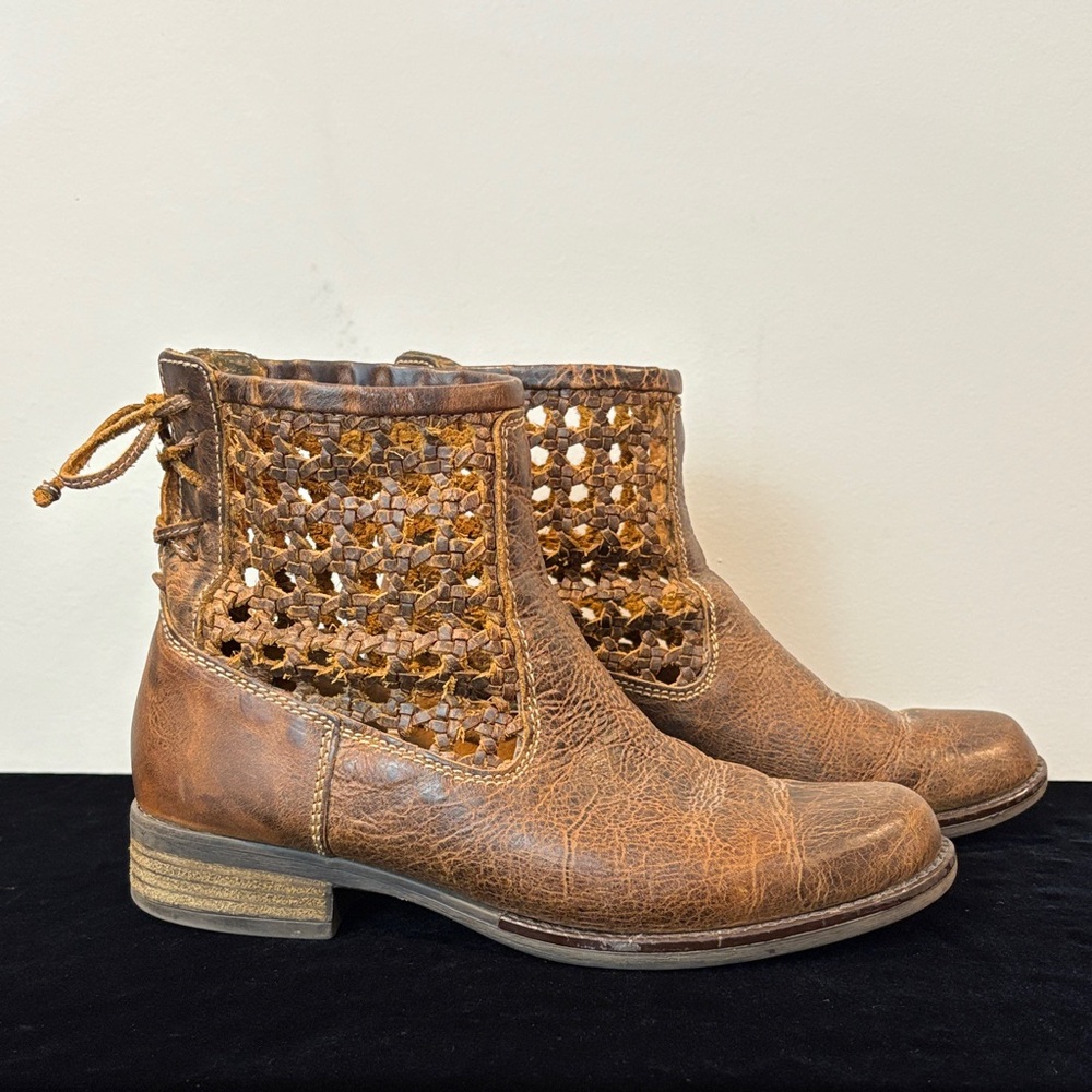 Sbicca Vintage Collection Boho Festival Woven Distressed Leather Lace Up Boots 8